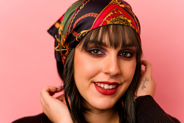 Junge kaukasische Make-up-Artist Frau isoliert auf rosa Hintergrund - Foto, Bild