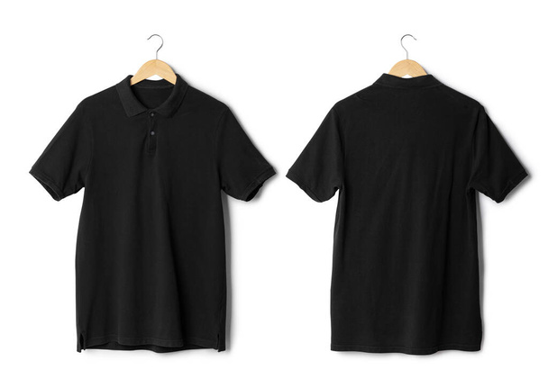 Ρεαλιστικό μαύρο polo πουκάμισο mockup κρέμεται μπροστά και πίσω όψη απομονωμένη σε λευκό φόντο με μονοπάτι ψαλίδισμα. - Φωτογραφία, εικόνα