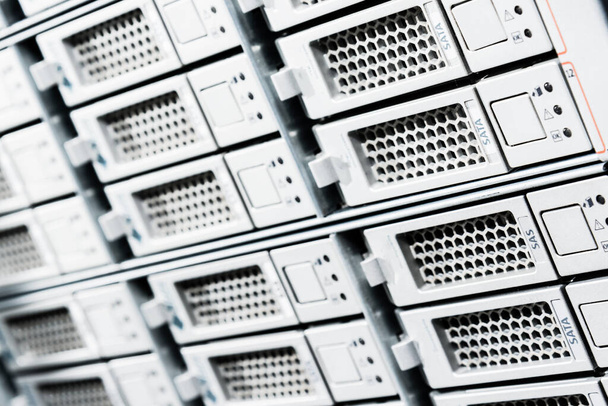 Řada pevných disků sloužících jako úložiště dat uvnitř serverové místnosti - Fotografie, Obrázek
