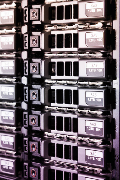 Fila de discos duros que sirven como almacenamiento de datos dentro de la sala de servidores - Foto, Imagen