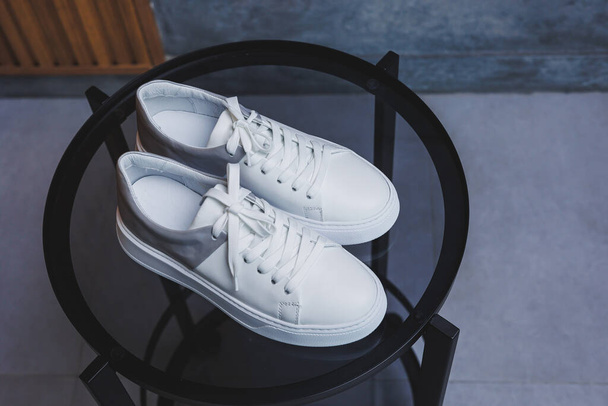 Baskets en cuir blanc pour femmes close-up. Nouvelle collection de chaussures d'été en cuir pour femmes. - Photo, image