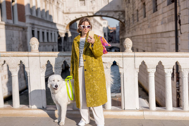 Kadın Venedik 'te dolaşırken merkez meydanda yürüyor - Fotoğraf, Görsel