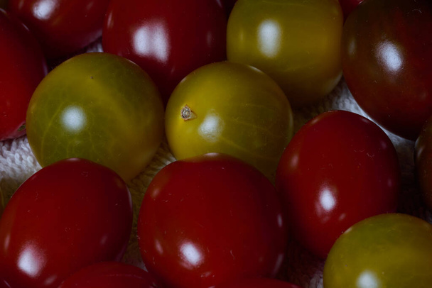 Close widok mieszaniny pomidorów czereśni, czereśni i czereśni - Zdjęcie, obraz