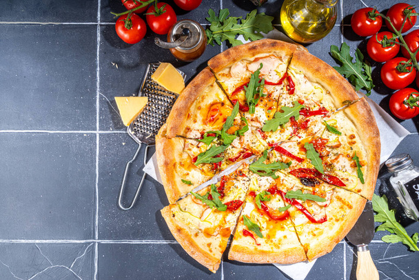 Três várias pizzas, servidas em casa ou em restaurante em mesa de azulejos com ingredientes de cozinha, tomate, manjericão, espinafre, rúcula Pizza clássica de pepperoni, vegetais vegetarianos e pizza de camarão de frutos do mar,  - Foto, Imagem