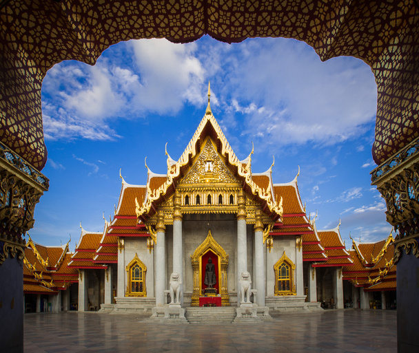 Marmeren tempel in Bangkok (Wat Benchamabophit) - Foto, afbeelding