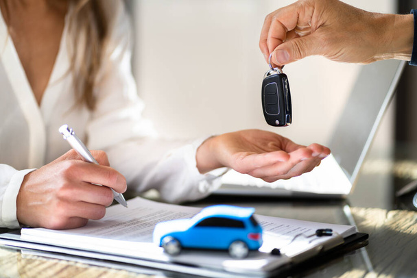 Receiving Car Key From Salesmen. Customer And Owner - Foto, imagen