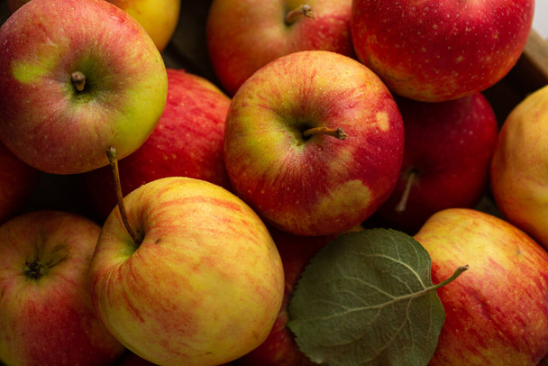 Fresh harvest of apples in a wooden box food background - Fotoğraf, Görsel