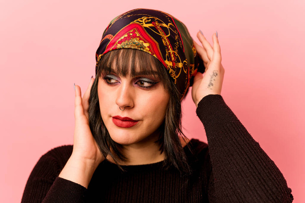 Mladý kavkazský make-up umělkyně izolované na růžovém pozadí - Fotografie, Obrázek