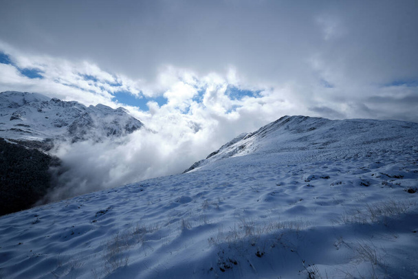 Шторм приближается в горах, снежная буря высоко в Пиренеях - Фото, изображение