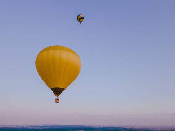 vista de balão de ar com moscas cesta no espaço cópia por do sol - Foto, Imagem