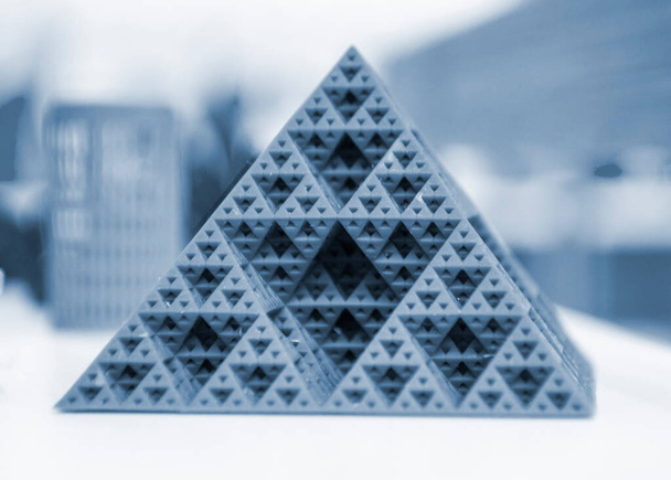 Abstrakti malli pyramidi painettu 3D tulostin. - Valokuva, kuva