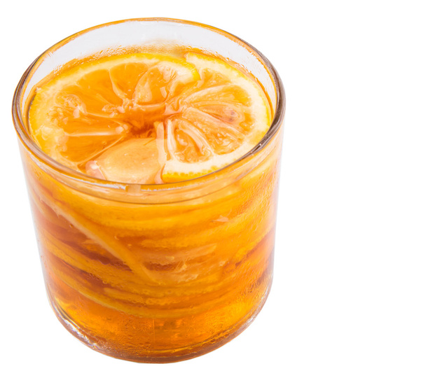 Hausmittel Zitronenscheiben und Honig in einem Glas vor weißem Hintergrund - Foto, Bild