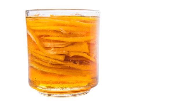 Remedio casero de rodajas de limón y miel en un frasco de vidrio sobre fondo blanco
 - Foto, Imagen