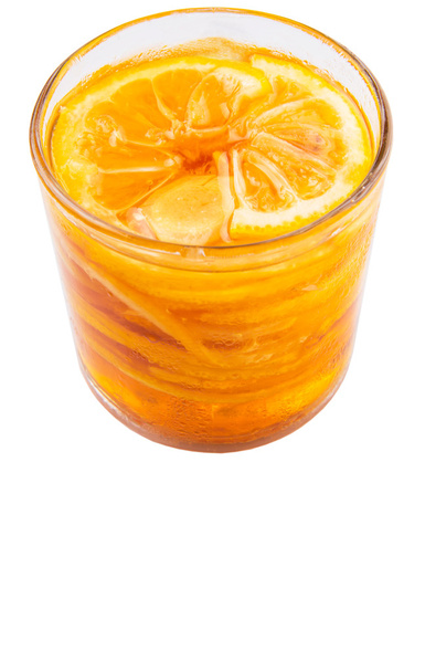 Remedio casero de rodajas de limón y miel en un frasco de vidrio sobre fondo blanco
 - Foto, imagen