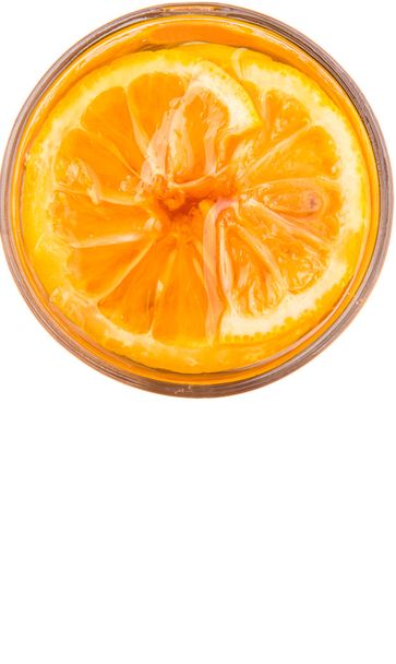 Remedio casero de rodajas de limón y miel en un frasco de vidrio sobre fondo blanco
 - Foto, imagen