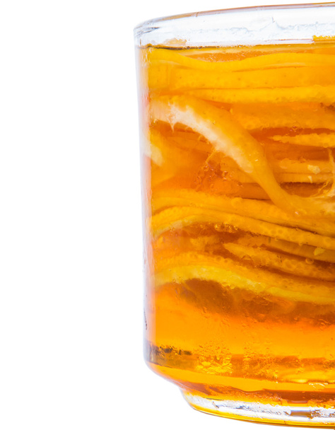 レモン スライスと白い背景の上のガラスの瓶に蜂蜜のホーム救済 - 写真・画像