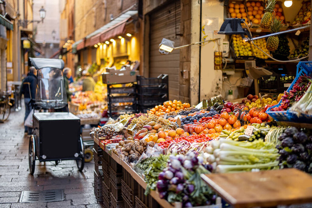 Az utca tele van friss helyi ételekkel Olaszországban. - Fotó, kép