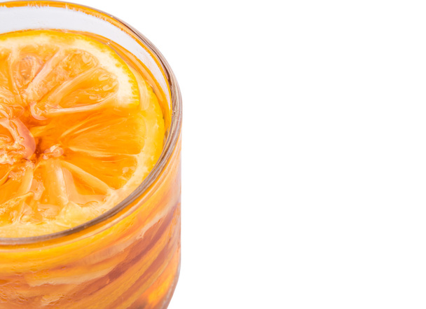 Домашній засіб від шматочків лимона і меду в скляній банці на білому тлі
 - Фото, зображення
