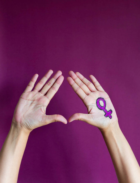 Manos femeninas formando un triángulo, símbolo de la mujer, lucha feminista. Feminismo conceptual, empoderamiento femenino - Foto, Imagen
