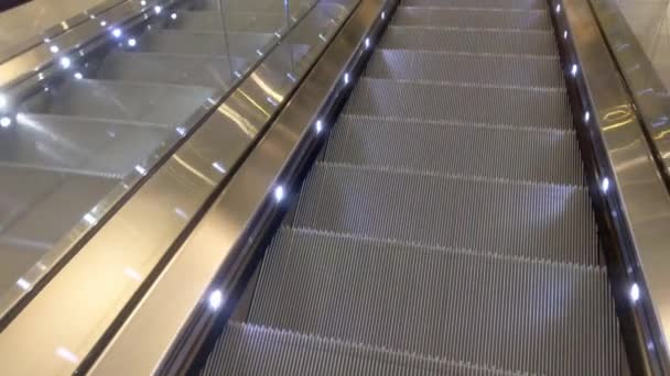 Movimento para baixo no elevador. Escada rolante moderna. Escadaria futurista vazia. Escada rolante movendo escadas em movimento sem pessoas - Filmagem, Vídeo