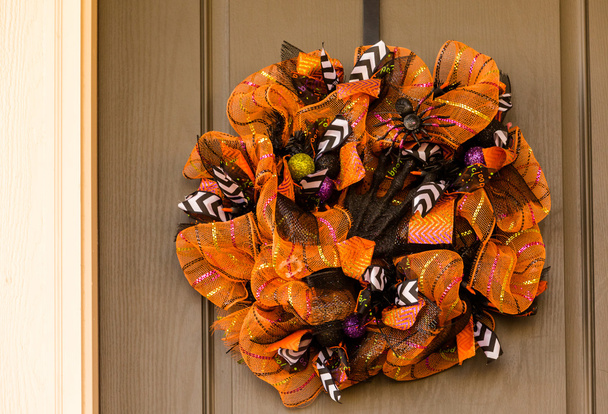 Portico della casa decorato per Halloween
 - Foto, immagini