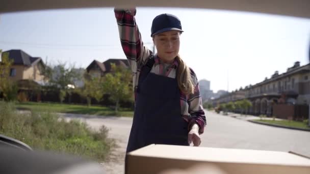 Boîtes de déchargement de courrier de livraison du coffre de voiture - Séquence, vidéo