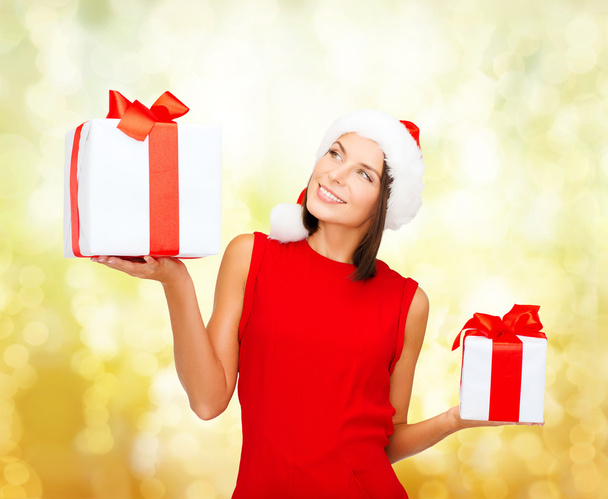 smiling woman in red dress with gift box - Foto, Imagen