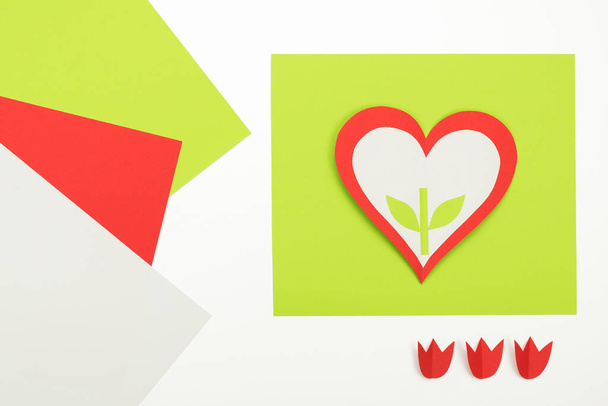 Bricolage et créativité des enfants. Instructions étape par étape : comment faire une carte sous la forme d'un cœur avec une fleur de tulipe. Étape 3. Collage de pièces. - Photo, image