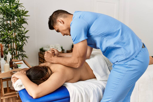 Физиотерапевт делает массаж женщине в салоне красоты. - Фото, изображение