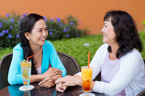 Жінки друзі спілкуються в кафе
 - Фото, зображення