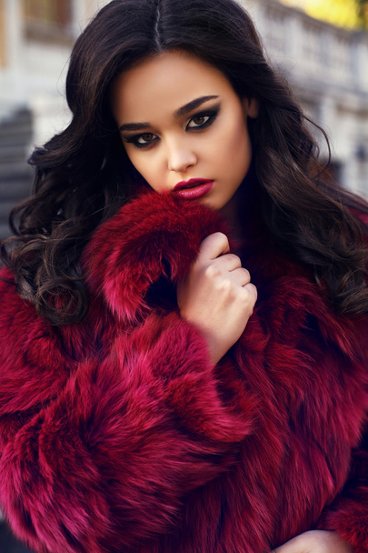 portrait of beautiful glamour brunette woman wearing red fur coat - Φωτογραφία, εικόνα