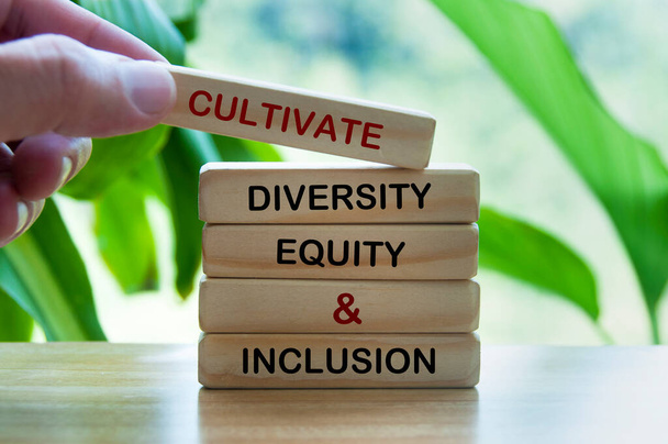 Cultivar la diversidad, la equidad y el texto de inclusión en bloques de madera. Concepto de unidad - Foto, imagen