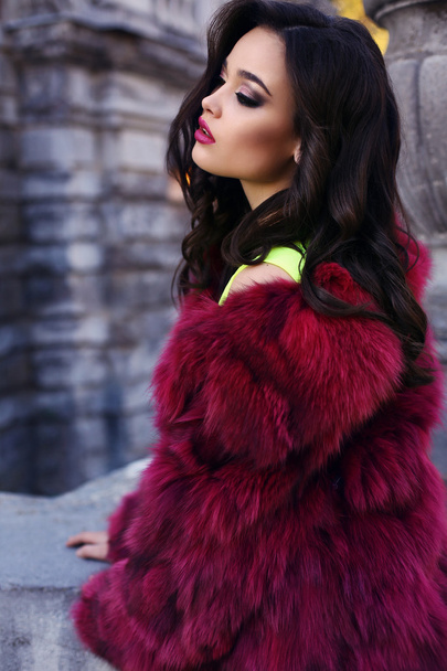 beautiful sexy woman with dark hair wearing fashion fur coat - Foto, imagen