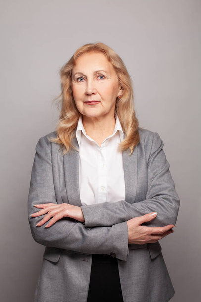 Retrato de mujer de negocios sobre fondo gris - Foto, Imagen