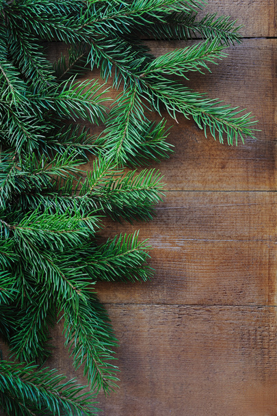 Brunch van kerstboom op houten achtergrond - Foto, afbeelding