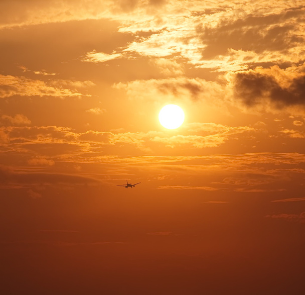 Coucher de soleil avec avion avant l'atterrissage
 - Photo, image