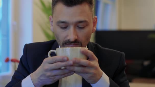 Επιχειρηματίας απολαμβάνει τον καφέ - Πλάνα, βίντεο