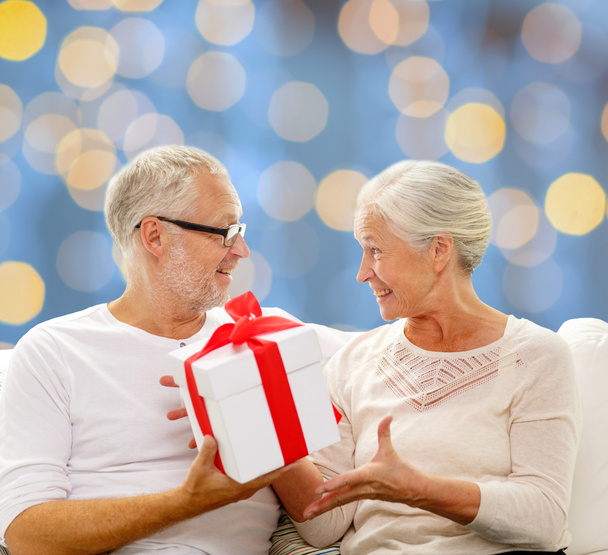 heureux couple aîné avec boîte cadeau
 - Photo, image