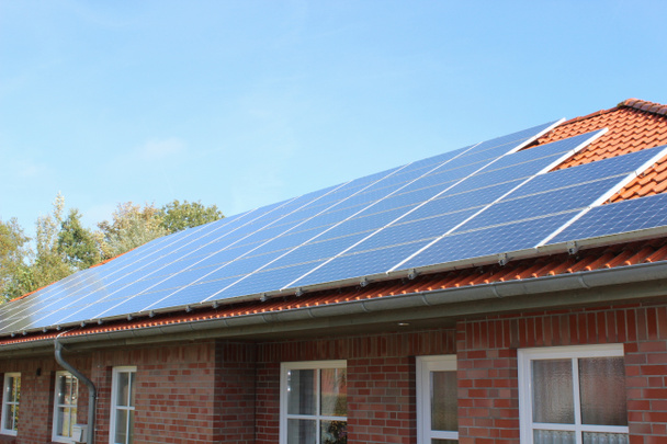 Chiudere tetto solare sulla casa a schiera
 - Foto, immagini