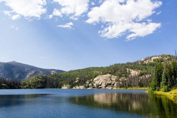 Lago de granito en las montañas salvajes de Colorado. - Foto, imagen