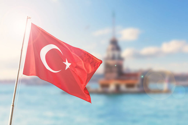 Bandiera turca sullo sfondo sfocato della torre della fanciulla per le festività turche 10 novembre, 19 maggio, 23 aprile, 29 ottobre, 30 agosto, 15 luglio. - Foto, immagini