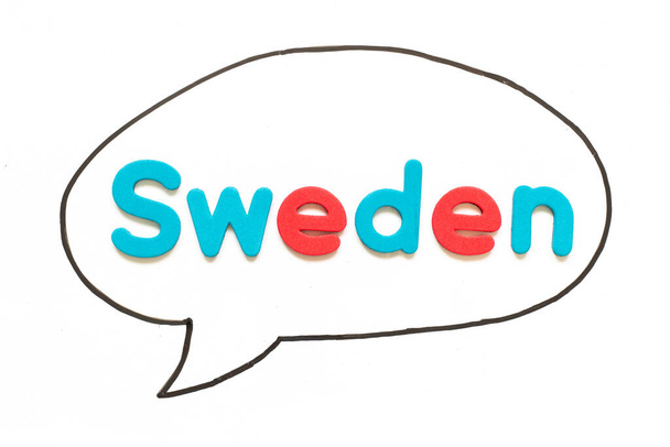 Lettera alfabeto con parola svedese in linea nera disegno a mano come discorso bolla su sfondo bordo bianco - Foto, immagini