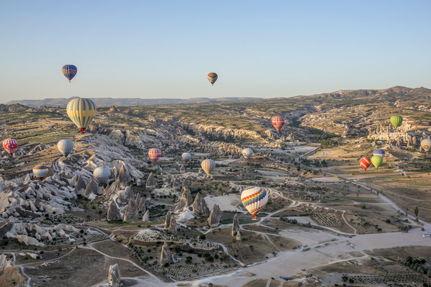 Kuumailmapallo lentää Cappadocian yllä - Valokuva, kuva