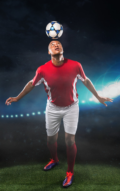 Fußballer schlägt Ball mit dem Kopf - Foto, Bild