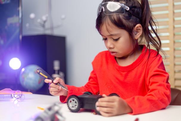 Los estudiantes de Asia aprenden en casa en la codificación de automóviles robóticos y cables de placas electrónicas en STEM, STEAM, matemática ingeniería tecnología código informático en robótica para niños concepto. - Foto, Imagen