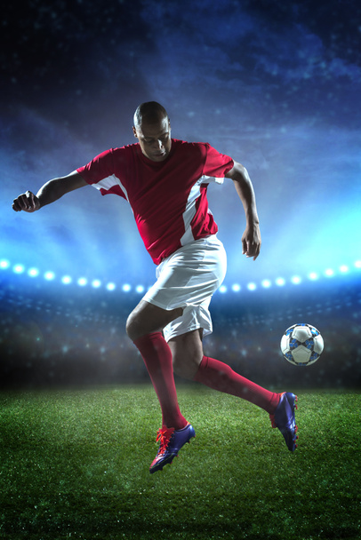 Футболист капает в матче
 - Фото, изображение