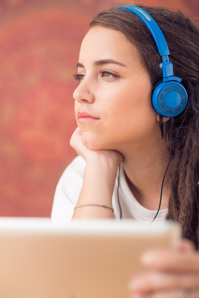 Kaunis tyttö kuuntelee musiikkia - Valokuva, kuva