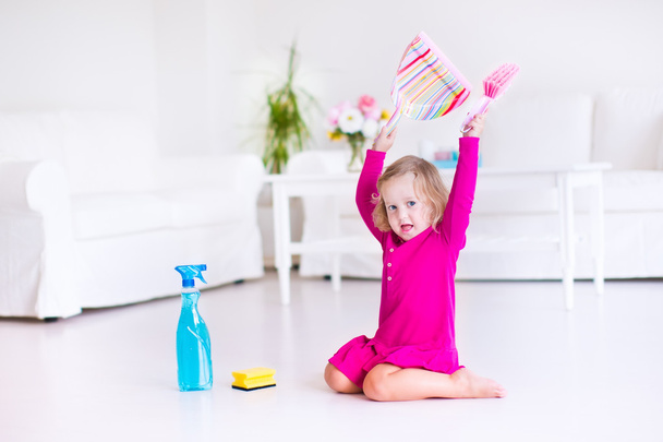 Little girl sweeping the floor - Fotoğraf, Görsel
