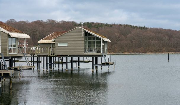 Pile dwellings that have been converted into holiday homes with a boat mooring, tiny house, marina, Lauterbach, Rgen island, Mecklenburg-West Pomerania, Alemania - Foto, Imagen