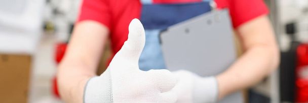 Чоловічий кур'єр показує руку в жесті рукавички добре
 - Фото, зображення